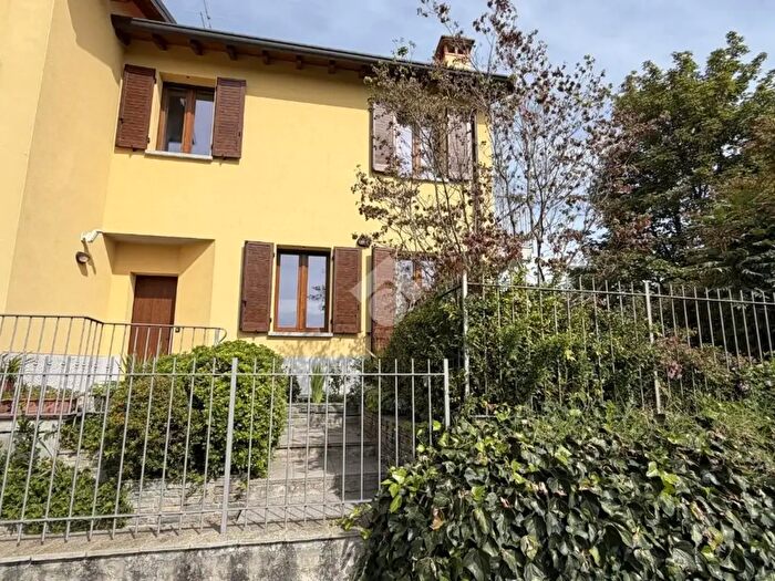 Casa quadrilocale in vendita in Via Isonzo, Merate