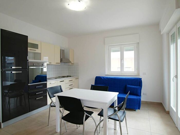 Appartamento trilocale in affitto in Via Toscana, Lungomare Marconi, Alba Adriatica