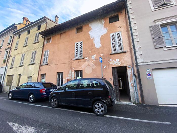 Casa quadrilocale in vendita in Via Obici, Orzinuovi