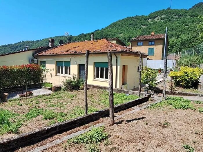 Casa quadrilocale in vendita in Borgo A Mozzano