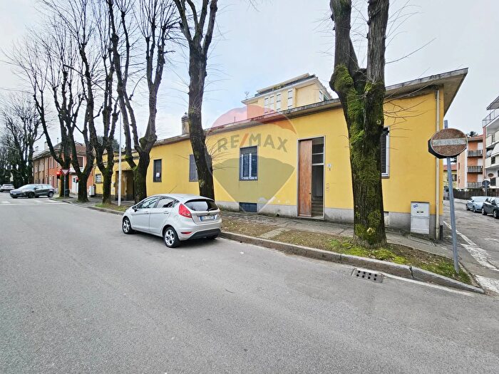 Casa con 6 locali in vendita in Via Varese, Busto Arsizio