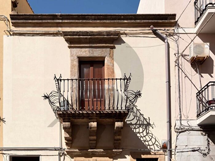 Appartamento con 6 locali in affitto in Via Megara, Centro, Augusta
