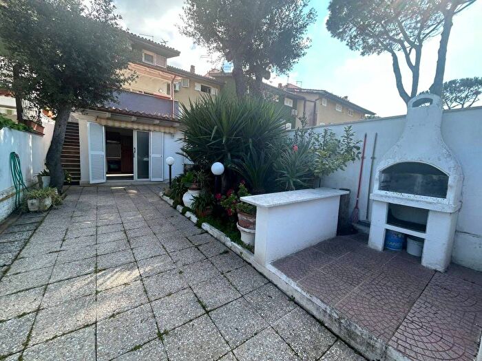 Casa con 6 locali in affitto in Via Porto Recanati, Fregene, Fiumicino