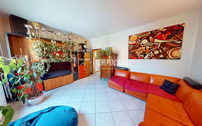 Appartamento con 7 locali in vendita in Via Foscolo, Luisago