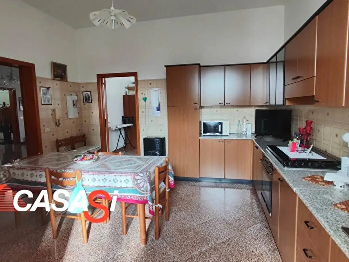 Casa con 6 locali in vendita in XXV Aprile, Giurdignano