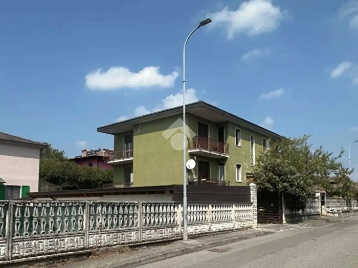 Appartamento con 10 locali in vendita in Via Aldo Moro, Chieve