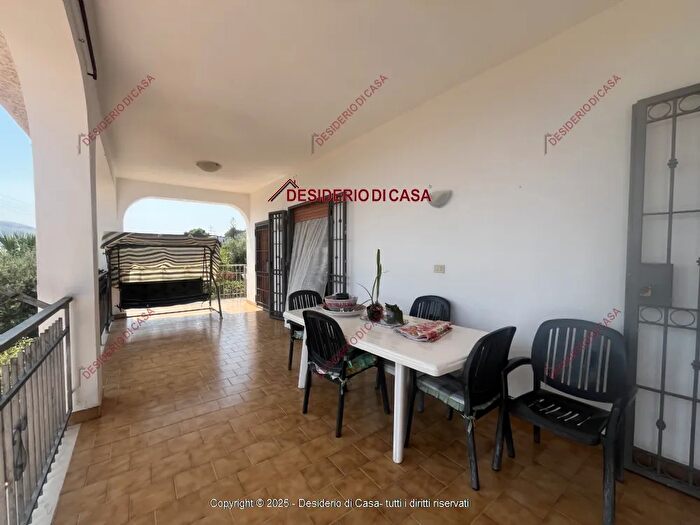 Casa con 8 locali in vendita in Altavilla Milicia