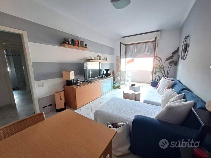 Appartamento quadrilocale in affitto in Marina di Massa, Marina di Massa Centro, Massa