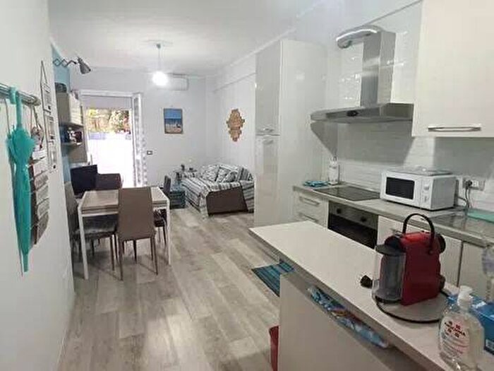 Appartamento trilocale in affitto in Via Novara, Laigueglia