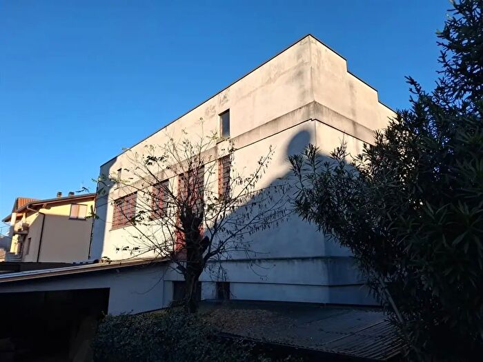 Casa con 8 locali in vendita in Via Po, Meda