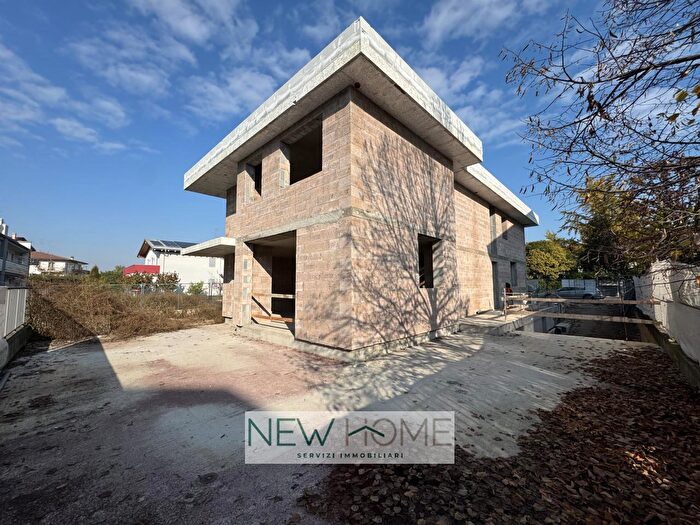 Casa con 6 locali in vendita in Via Copparo, Verona