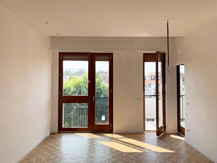 Appartamento trilocale in affitto in Via Valparaiso, Solari, Milano