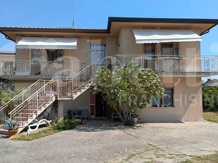 Casa con 8 locali in vendita in Porto Viro
