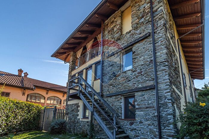 Casa con 8 locali in vendita in Via Mombarone, Donato