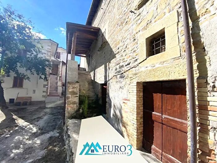 Casa quadrilocale in vendita in Frazione Cerreto, Venarotta