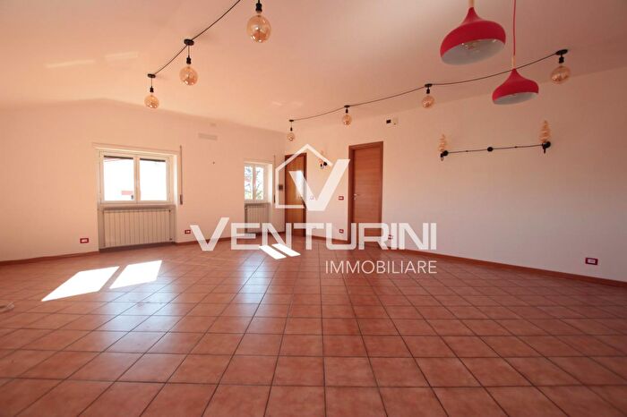 Appartamento trilocale in affitto in Via Olginate, Roma