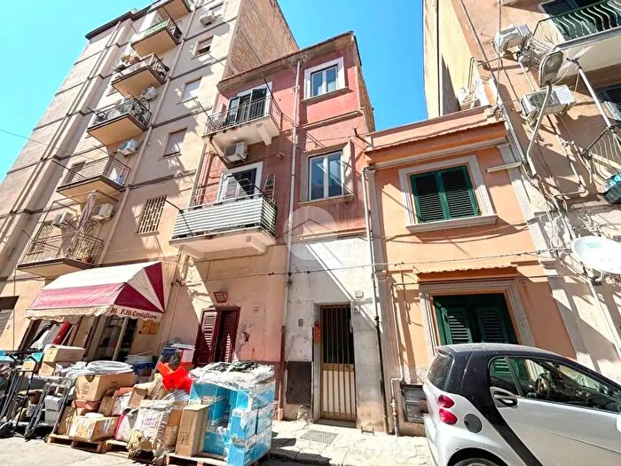 Appartamento trilocale in vendita in Via Antonio Cassarino, Palermo