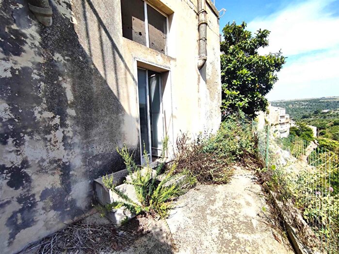 Casa con 5 locali in vendita in Ragusa