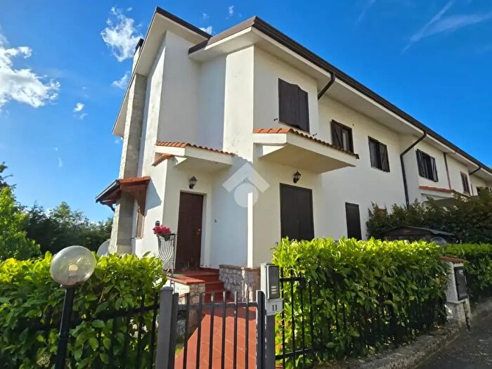 Casa quadrilocale in vendita in Via Lussemburgo, Rende