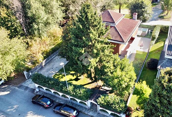 Casa con 7 locali in vendita in Via Moncenisio, Vinovo