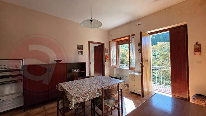 Casa con 10 locali in vendita in Via Fraioli Snc, Rocca DArce