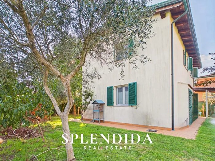 Casa con 6 locali in vendita in Montignoso