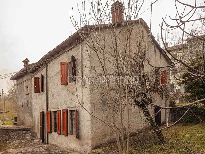 Casa con 6 locali in vendita in Frassinoro
