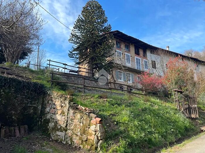 Casa quadrilocale in vendita in Fraz Bozzola, Valdilana