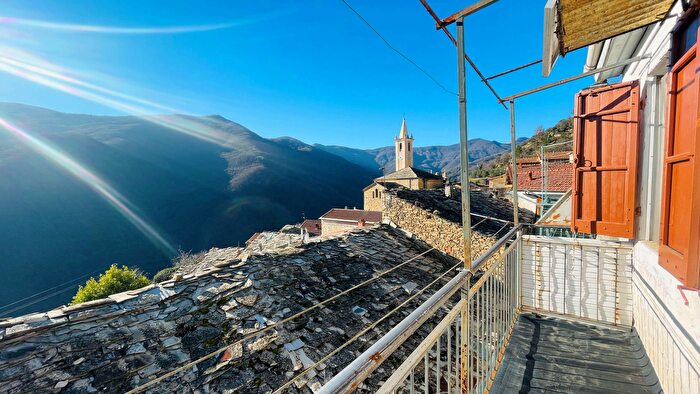 Casa quadrilocale in vendita in Via Buenos Aires, Rezzo