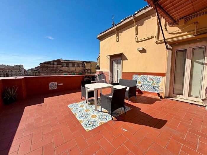 Appartamento quadrilocale in affitto in Via Toledo, Monte Santo, Napoli