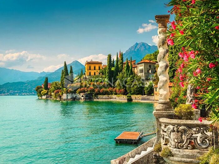 Appartamento con 6 locali in vendita in Via Tettamanti Battista, Como