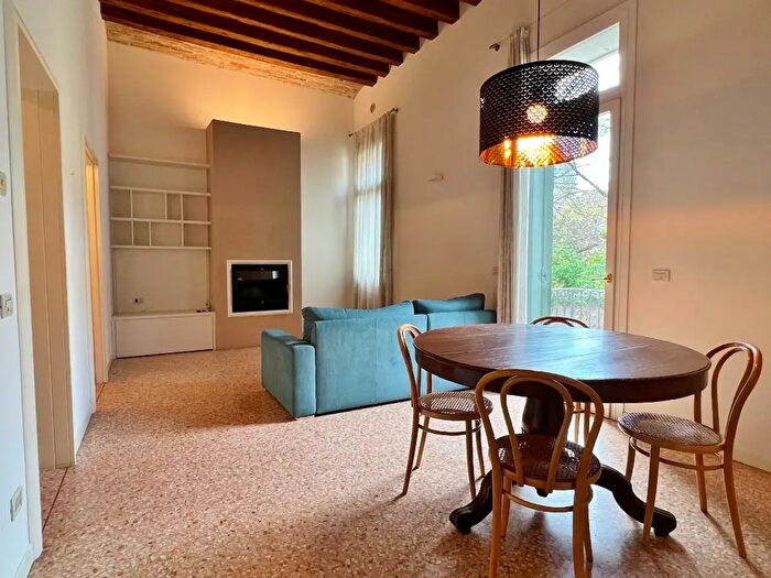 Appartamento trilocale in affitto in Contrà Apolloni, Vicenza