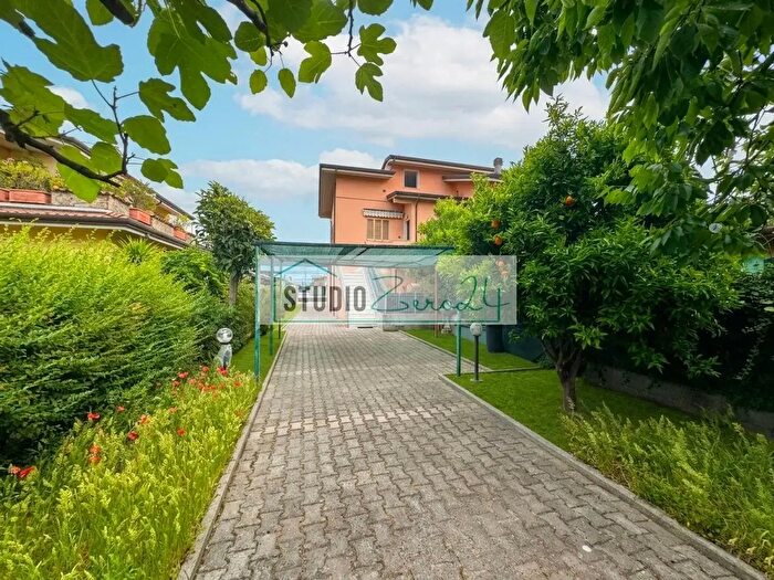Appartamento con 6 locali in vendita in Via Massa Avenza, Massa