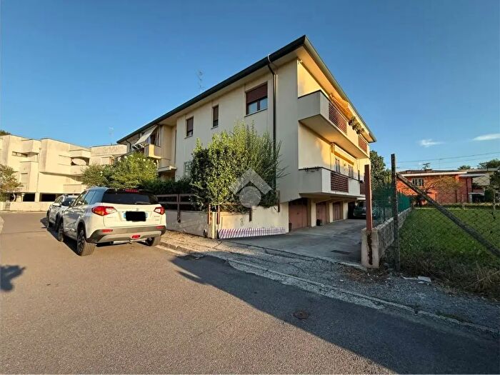 Appartamento trilocale in vendita in Via Gaspare Locatelli, Rovigo