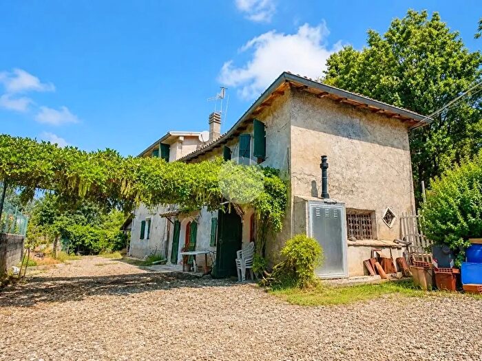 Casa con 5 locali in vendita in Via Damenti, Felino