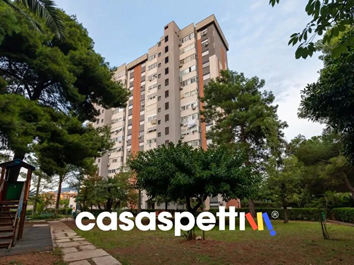 Appartamento quadrilocale in vendita in Via degli Emiri, Palermo