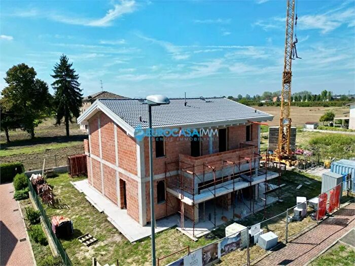 Casa quadrilocale in vendita in Via Chiesa Cortile Carpi Mo, Carpi