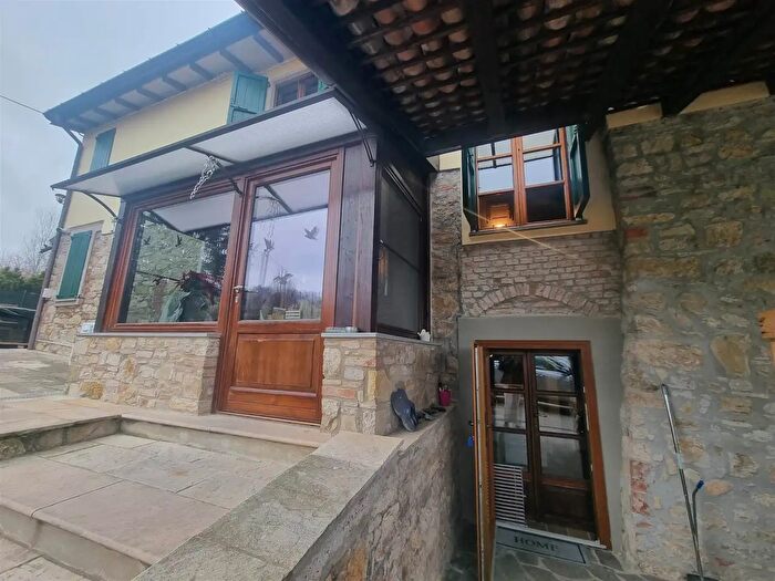 Casa con 6 locali in vendita in Agazzano