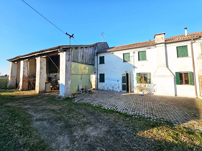 Casa con 5 locali in vendita in Via Argine del Tridello, Villa Estense