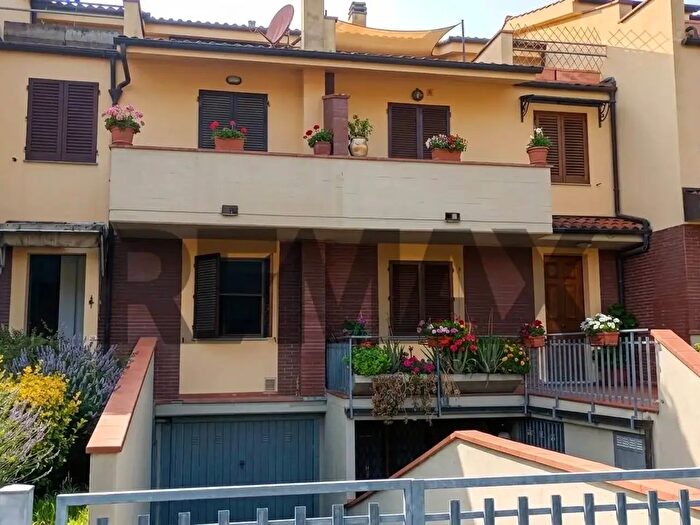 Casa con 6 locali in vendita in Via Amore, Montecatini Terme