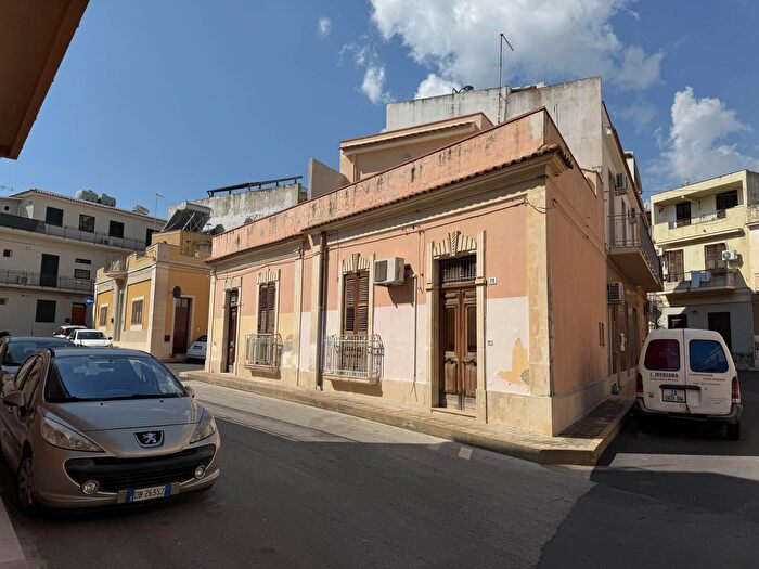 Casa trilocale in vendita in Via Carducci, Avola