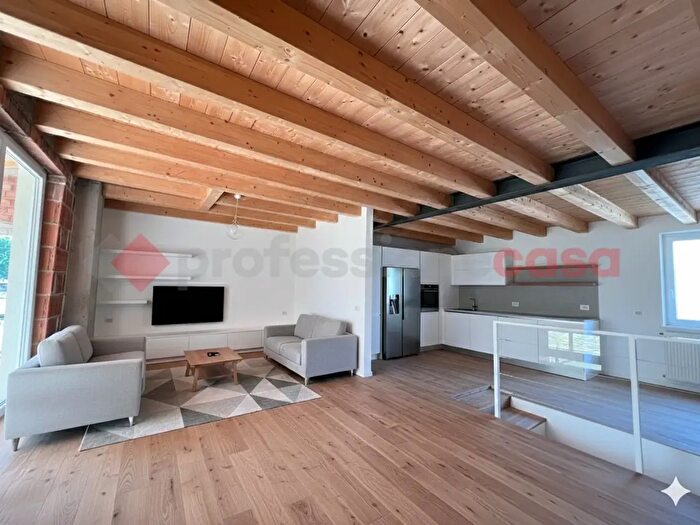 Casa con 5 locali in vendita in Roveredo Di Gua