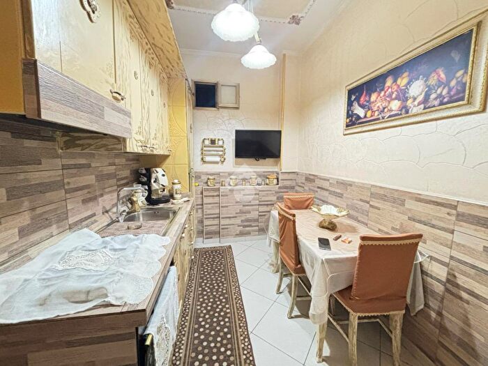 Appartamento trilocale in vendita in Via Alcide Cervi, Napoli