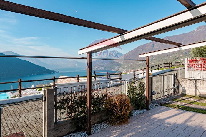 Appartamento trilocale in vendita in Traversa Prima Via De Gasperi, Sale Marasino