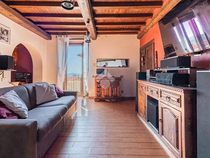 Appartamento con 8 locali in vendita in Via degli Anguillara, Capranica