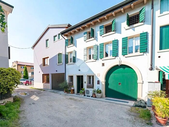 Casa con 5 locali in vendita in Via Messedaglia, Villafranca Di Verona