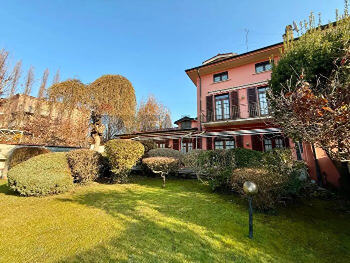 Casa con 8 locali in vendita in Cremona