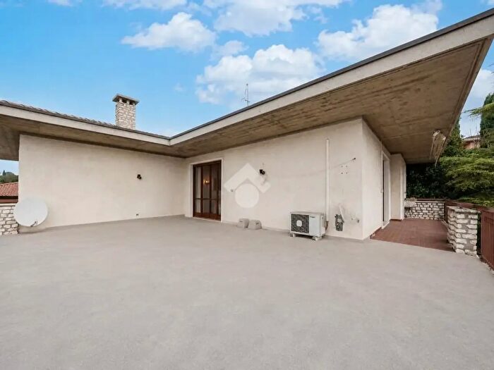 Casa con 5 locali in vendita in Via Castel Montorio, Verona