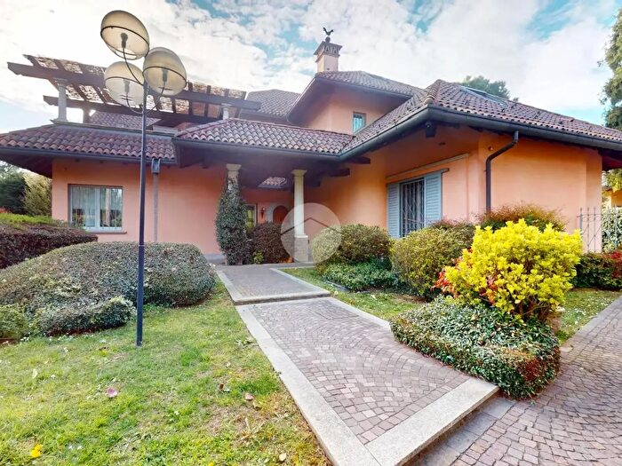 Casa con 7 locali in vendita in Via dei Buttafava, Seregno