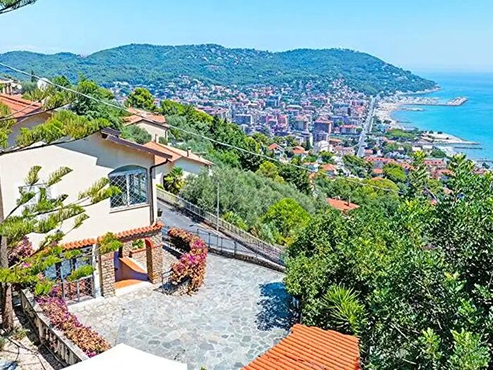 Casa con 5 locali in vendita in Via Colline, Andora